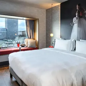 Radisson Red Hotel, Hotell